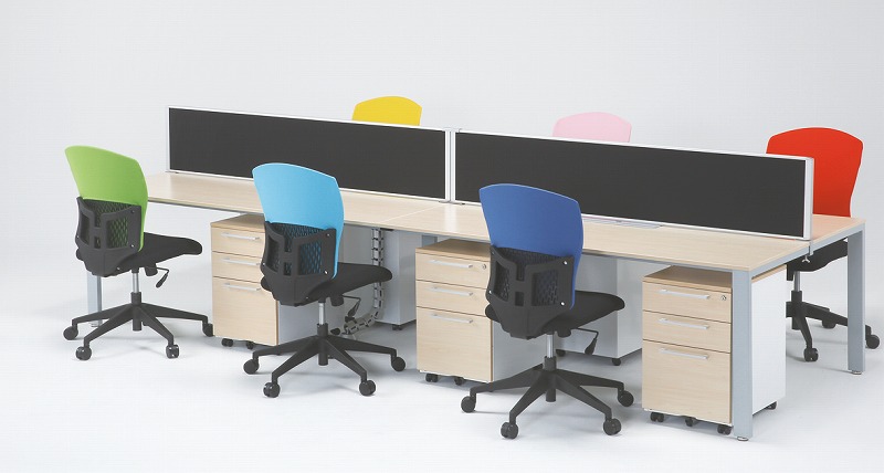 机と椅子と間仕切り